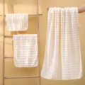 Weiches Korallenfleece Handtuch-Set saugfähiges Badetuch auf Holzleiter präsentiert. - Blasensamt Weiß / 70*140cm