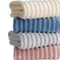 Weiches gestreiftes Korallenfleece-Handtuch in buntem Stapeldesign für den täglichen Gebrauch. - 35x75cm / Rosa