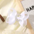 Λευκό κλιπ μαλλιών φιόγκος από κορδέλα grosgrain με γράμμα C από στρας. - Γράμμα C / Λευκό