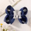 Κλιπ μαλλιών με μπλε φιόγκο και κομψό γράμμα M από πέρλες και στρας για κορίτσια - Γράμμα M / Ναυτικό μπλε