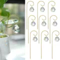 Detail van negen kristallen bolprisma's met goudkleurige metalen tuinhaken voor planten - 9-delige Kristallen Bol Zonvanger Set / 9-delige Verpakking