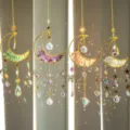 Set di 4 acchiappasole a forma di luna in cristallo con pietre naturali e riflessi colorati - Verde Viola Rosa Bianco (Set da 4) / 4 Pezzi