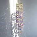Dettaglio dell'acchiappasole in cristallo che crea vivaci prismi di luce arcobaleno - Viola