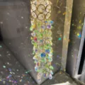 Vista dettagliata del parasole in cristallo che crea splendidi riflessi arcobaleno - Verde