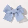Barrette à cheveux en nœud de tissu bleu clair avec une belle finition tricotée - Texture Tissée Bleu Clair (5-10)