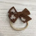 Elastische baby haarband van bruin nylon met een schattige strik en geborduurde madeliefjes - Dark Coffee Daisy (2998-13)