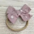 Roze haarband met strik en madeliefjespatroon op elastische nylon band voor baby's - Pink Daisy (2998-14)