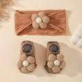 Set aus orangefarbenem Baby-Stirnband und braunen Anti-Rutsch-Socken mit Blumen - 橙褐色套装