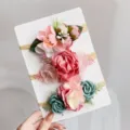 Set van drie delicate elastische haarbanden met kunstbloemen voor baby's in roze en groen. - 3m