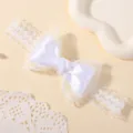 Gedetailleerd macro-overzicht van puur witte kanten baby hoofdband met satijnen strik - Wit