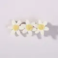 Süße handgefertigte Gänseblümchen-Haarspange für Kinder mit drei weißen Blumenmotiven - Drei Gänseblümchen Stoffstil (1)
