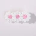 Handgefertigte bestickte Gänseblümchen-Haarspange für Mädchen in zartem Weiß und Rosa - Stil mit drei bestickten Gänseblümchen (7)