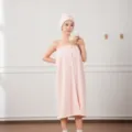 Serviette de bain portable en polaire corail rose avec bonnet de bain, design sans bretelles. - Taille unique / Robes / Rose