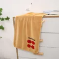 Verdicken Korallenfleece Handtuch mit süßer Tomatenstickerei, weich und saugfähig. - 35x75cm / Gelb