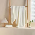 Weiches Korallenfleece Badetuch in Creme, verdickt und saugfähig für den täglichen Heimgebrauch. - Creme
