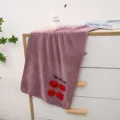 Dichtes Korallenfleece Handtuch mit süßer Tomatenstickerei, weich, saugfähig für Alltag. - 35x75cm / Altrosa