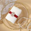 Weisses Korallenfleece Handtuch Variante, elegantes Hochzeitsgeschenk mit Kameen Brosche. - Porträt-Etikett / 30x30cm / Gebrochenes Weiß