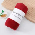 Rotes Korallensamt gerolltes Gesichtstuch mit Banderole, saugfähig schnelltrocknendes Handtuch. - Weinrot (eingefasster Rand mit Gürtel)