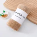 Opgerold koraalvleece gezichtshanddoek met wikkel, sneldrogende en sterk absorberende variant. - Koffiebruin (afgewerkte rand met riem)