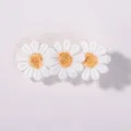 Handgefertigte weiße bestickte Gänseblümchen-Haarspange für süßen Kinderhaarschmuck - Dreifach weiße Stickerei Gänseblümchen-Stil (4)