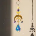 Elegante acchiappasole celeste dorato con luna, stelle e prisma in cristallo blu. - Stile Luna Sole Stella (Stile 1)
