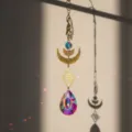 Acchiappasole in cristallo malocchio con luna crescente dorata e prisma iridescente - Stile Mano Farfalla Malocchio (Stile 2)