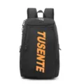 Vorderansicht des schwarzen Sportrucksacks mit markantem orangefarbenem TUSENTE-Schriftzug. - Schwarz