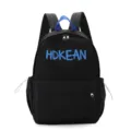 Détail frontal du sac à dos d'étudiant noir avec broderie bleue HDKEAN et poignée bleue - L / Noir