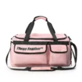 Detailansicht einer großen rosa Reisetasche mit Three Feather Logo und Taschen - Rosa