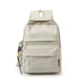Gros plan sur le sac à dos à carreaux de couleur crème avec ses multiples poches. - L / Kaki