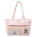 Detailansicht einer rosa karierten Ita-Tasche mit transparentem Sichtfenster und Rüschen - Mit Abzeichenkarte / Rosa