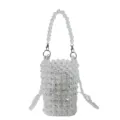 Vista ravvicinata di una mini borsa intrecciata in perline trasparenti con manico - Bianco