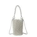 Dettaglio della delicata trama di perle intrecciate a mano di questa borsa a tracolla elegante. - Bianco avorio