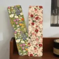 Vista detallada de dos marcapáginas de papel con motivos florales vintage para lectura - Serie Floral Jardín Secreto / 30 Hojas