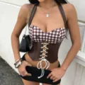 Vue détaillée du élégant haut corset licou à carreaux marron et blanc avec laçage. - S / Brun Foncé
