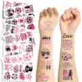 Vista detallada de tatuajes temporales de fútbol rosa aplicados en la piel de los niños - Serie de Fútbol / Juego de 10 hojas