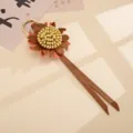 Nahaufnahme des handgefertigten Leder-Sonnenblumen-Taschenanhängers mit bunten Blüten - 太阳花挂件(K6368)