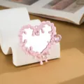 Primo piano dell'accessorio specchio a cuore fluido rosa con cristalli rosa - Decorazione Specchio Sospesa (D3488) / Rosa chiaro