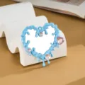 Dettaglio dell'accessorio specchio a cuore blu liquido Y2k con strass rosa per DIY - Decorazione Specchio Sospesa (D3489) / Blu