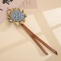 Detailansicht eines handgefertigten Leder-Sonnenblumen-Anhängers mit feinen Texturen - 太阳花挂件(K6370)