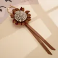 Nahaufnahme eines handgefertigten Leder-Sonnenblumen-Anhängers mit feinen Details - 太阳花挂件(K6371)