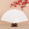 Classico ventaglio pieghevole bianco con telaio in plastica su supporto di legno. - Bianco