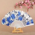 Eventail chinois traditionnel avec motif floral bleu et blanc et cadre en plastique blanc. - Bleu et Blanc