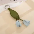 Nahaufnahme eines kreativen Taschenanhängers aus blauem Leder in Tulpenform mit Blatt - 压纹郁金香挂件(K6357)