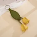 Detailansicht eines kreativen, handgefertigten Tulpen-Taschenanhängers aus gelbem Leder - 压纹郁金香挂件(K6358)
