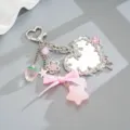 Detalle de colgante para bolso espejo corazón Y2K con lazo rosa y dijes de estrellas - Colgante Espejo Corazón + Fresa (K6455)