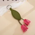 Detailansicht der pinkfarbenen Tulpen aus Leder und des grünen Blattes an diesem Taschenanhänger. - 压纹郁金香挂件(K6359)