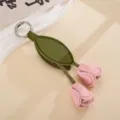 Detailansicht von rosa Tulpen-Taschenanhänger aus Leder mit grünem Blatt und Silberring - 压纹郁金香挂件(K6360)