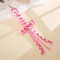 Detailaufnahme eines handgefertigten rosa-weißen Taschenanhängers aus Nylonkordel. - Vajra Knoten Zweifarbiger Geflochtener Anhänger (K6350) / Rosa