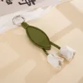 Makroansicht eines handgefertigten Leder-Tulpen-Anhängers mit grünem Blatt-Design - 压纹郁金香挂件(K6361)